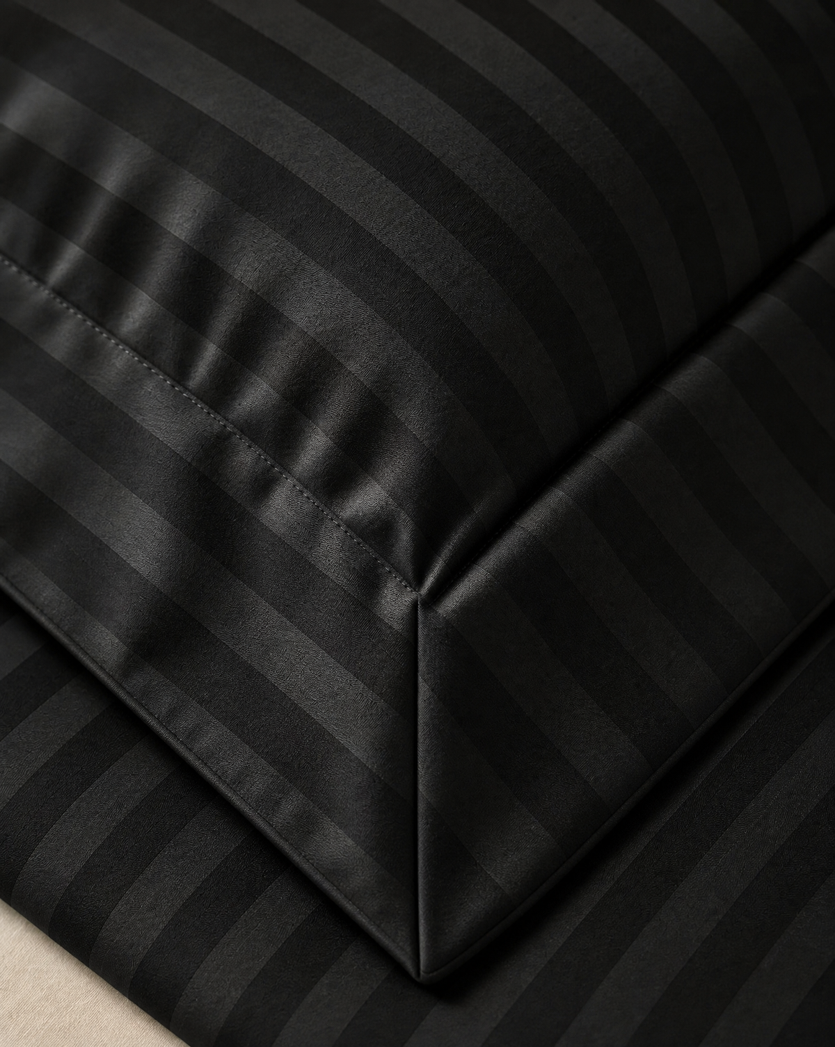 Zelesta Deluxe Hotel Stripe Sans Coutures Satin Cotton Couette - Noir